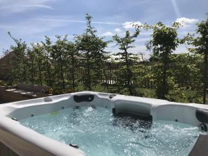 a bath tub with water in it in a yard at White Swan Cottage, Ashlin Farm Barns in Lincoln