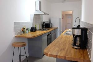 Η κουζίνα ή μικρή κουζίνα στο Spacious two bedroom, two bathroom Beach Nest with garden