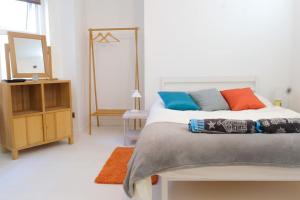 Un pat sau paturi într-o cameră la Spacious two bedroom, two bathroom Beach Nest with garden