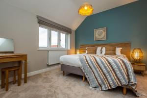 una camera con letto, scrivania e finestra di The Sycamores, Ashlin Farm Barns a Lincoln