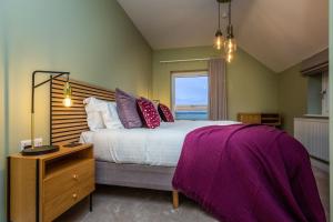 una camera da letto con un letto grande e una finestra di The Willows, Ashlin Farm Barns a Lincoln Altre 8 foto