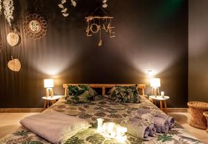 una camera da letto con un letto a lume di candela di Sweet Uni'vert Jacuzzi a Le Breuil