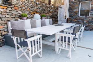 Posedenie v ubytovaní Luxurious Villa Lune with a swimming pool and a fantastic sea and sunset view