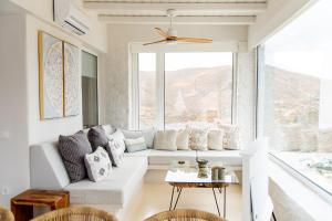 Posedenie v ubytovaní Luxurious Villa Lune with a swimming pool and a fantastic sea and sunset view