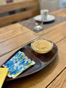 un plato con mantequilla de maní y cepillos de dientes sobre una mesa en Львівський en Leópolis