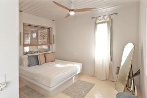 Posteľ alebo postele v izbe v ubytovaní Luxurious Villa Lune with a swimming pool and a fantastic sea and sunset view