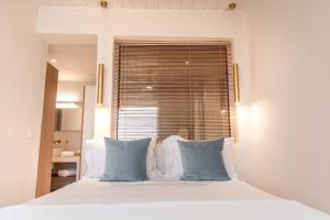 Posteľ alebo postele v izbe v ubytovaní Luxurious Villa Lune with a swimming pool and a fantastic sea and sunset view