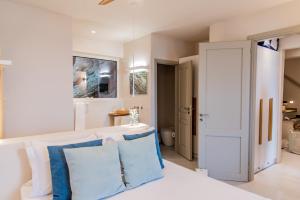 Posteľ alebo postele v izbe v ubytovaní Luxurious Villa Lune with a swimming pool and a fantastic sea and sunset view
