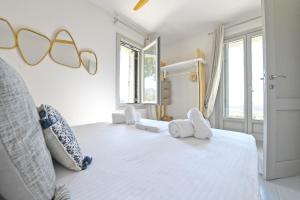 Posteľ alebo postele v izbe v ubytovaní Luxurious Villa Lune with a swimming pool and a fantastic sea and sunset view