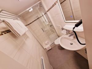 Koupelna v ubytování Sophien Hotel