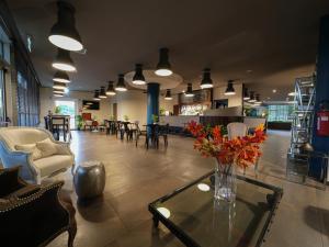 A seating area at La Meridiana Bleisure Hotel