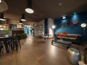 A seating area at La Meridiana Bleisure Hotel