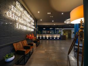 A seating area at La Meridiana Bleisure Hotel