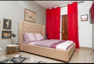 מיטה או מיטות בחדר ב-DUPLEXE HAUT STANDING centre ville Quartier Fouda