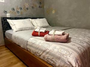 Postel nebo postele na pokoji v ubytování Cozy tiny apartment in the heart of Plaka