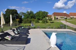 Piscina de la sau aproape de Cabane Spa La Truffière - Cantecor