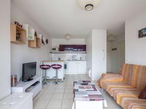 アンダイエにあるAppartement Hendaye, 2 pièces, 4 personnes - FR-1-2-327のリビングルーム(ソファ付)、キッチン