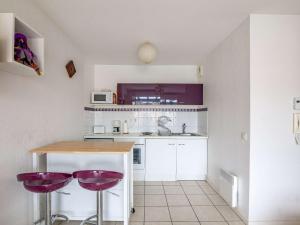 アンダイエにあるAppartement Hendaye, 2 pièces, 4 personnes - FR-1-2-327のキッチン(紫色のバースツールとカウンター付)