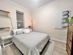 Een bed of bedden in een kamer bij Freshly renovated stylish 3 bedroom