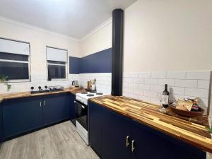 Кухня или мини-кухня в Freshly renovated stylish 3 bedroom
