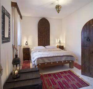 Tempat tidur dalam kamar di Dar KamalChaoui