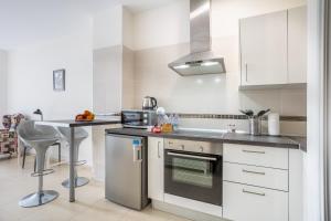 Η κουζίνα ή μικρή κουζίνα στο Home2Book Peaceful Getaway in Bajamar