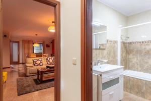 baño con bañera y lavabo y sala de estar. en Porto Residence Campanhã, en Oporto 50 fotos más