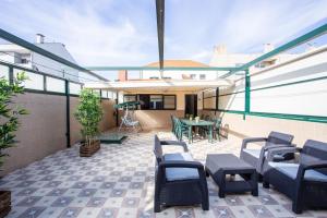 Un patio con sillas y una mesa en un edificio. en Porto Residence Campanhã, en Oporto