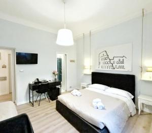 ローマにあるB&B Aurelia Garden Roomsのベッドルーム1室(ベッド1台、デスク付)