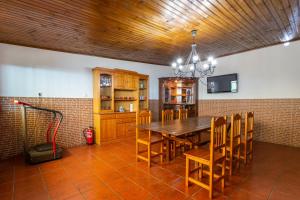 comedor con mesa, sillas y aspiradora en Porto Residence Campanhã, en Oporto