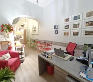 - un salon avec un canapé et une table avec un ordinateur portable dans l'établissement B&B Aurelia Garden Rooms, à Rome