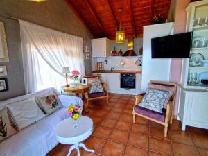een woonkamer met een bank en een tafel bij El Topo in Puntagorda