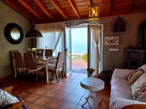 een woonkamer met een bank en een tafel met uitzicht bij El Topo in Puntagorda