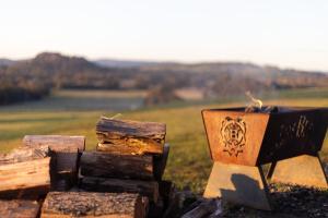 ein auf einem Feld sitzender Holzhaufen in der Unterkunft Hanging Rock Views in Woodend