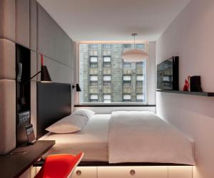 citizenM Chicago Downtown的电视和/或娱乐中心