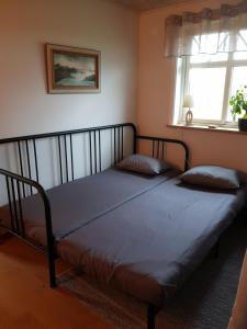 um quarto com duas camas num quarto em Stuga i Gamla-köpstad em TrÃ¤slÃ¶vslÃ¤ge