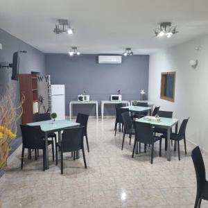 ein Restaurant mit Tischen und Stühlen in einem Zimmer in der Unterkunft IL COLOSSEO B&B CASSINO in Cassino