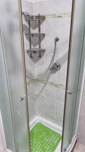 una doccia con pavimento verde in bagno di IL COLOSSEO B&B CASSINO a Cassino