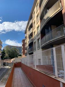 un balcón en el lateral de un edificio en Apartamentos OlaMar en Lloret de Mar