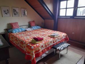 una camera con un letto con una trapunta sopra di Apartman Ruzica a Krapinske Toplice