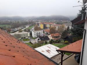 vista sulla città dal tetto di una casa di Apartman Ruzica a Krapinske Toplice