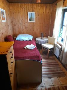una piccola camera con letto e tavolo di Apartman Ruzica a Krapinske Toplice