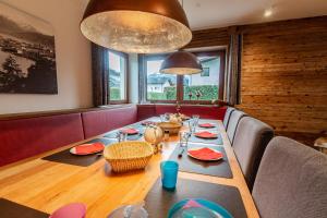 Reštaurácia alebo iné gastronomické zariadenie v ubytovaní Chalet Hohe Tauern - Steinbock Lodges