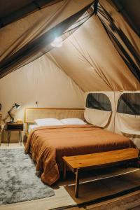 Tempat tidur dalam kamar di Alamu Eco Lodge