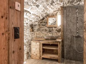 een stenen badkamer met een wastafel en een douche bij Chalet La Clusaz, 6 pièces, 10 personnes - FR-1-304-162 in La Clusaz
