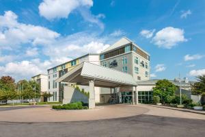 un grande edificio bianco con parcheggio di 41 Lakefront Hotel, Trademark Collection by Wyndham a Geneva