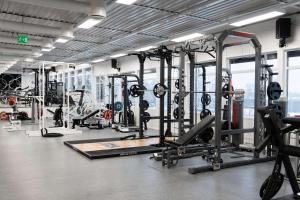 una palestra con molti tapis roulant e macchine di Olympiatoppen Sportshotel - Scandic Partner a Oslo