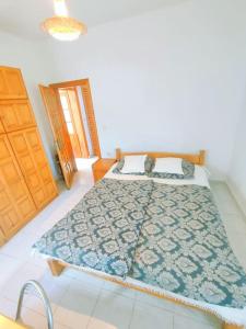 een slaapkamer met een bed met een quilt bij Private apartment with sea view 5min to Side beach in Side