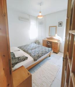 een slaapkamer met een bed, een bureau en een spiegel bij Private apartment with sea view 5min to Side beach in Side