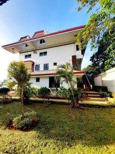 un edificio con palmeras delante en Avana Hills Boracay Prime Panoramic Suite, en Boracay